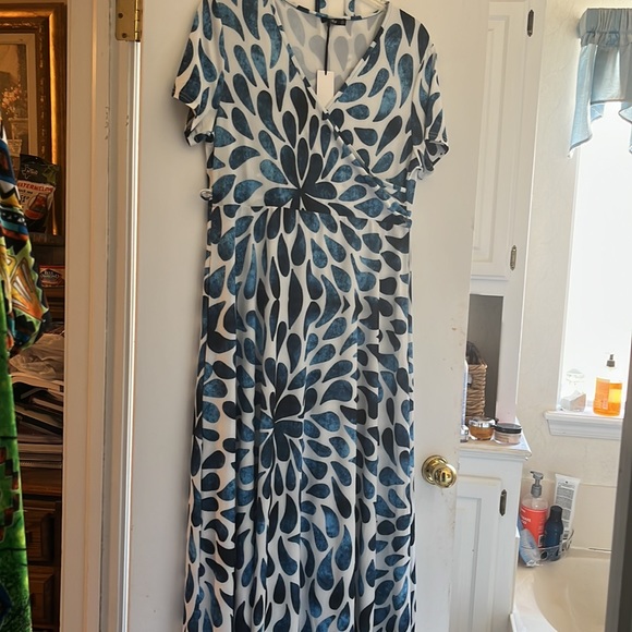 Lovely NWT Lily Maxi Dress with belt.  Size XL. - Picture 1 of 4